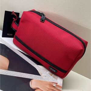 (new+tag) Tumi rare travel kit red (unisex) large size 5”x8”x2.5”